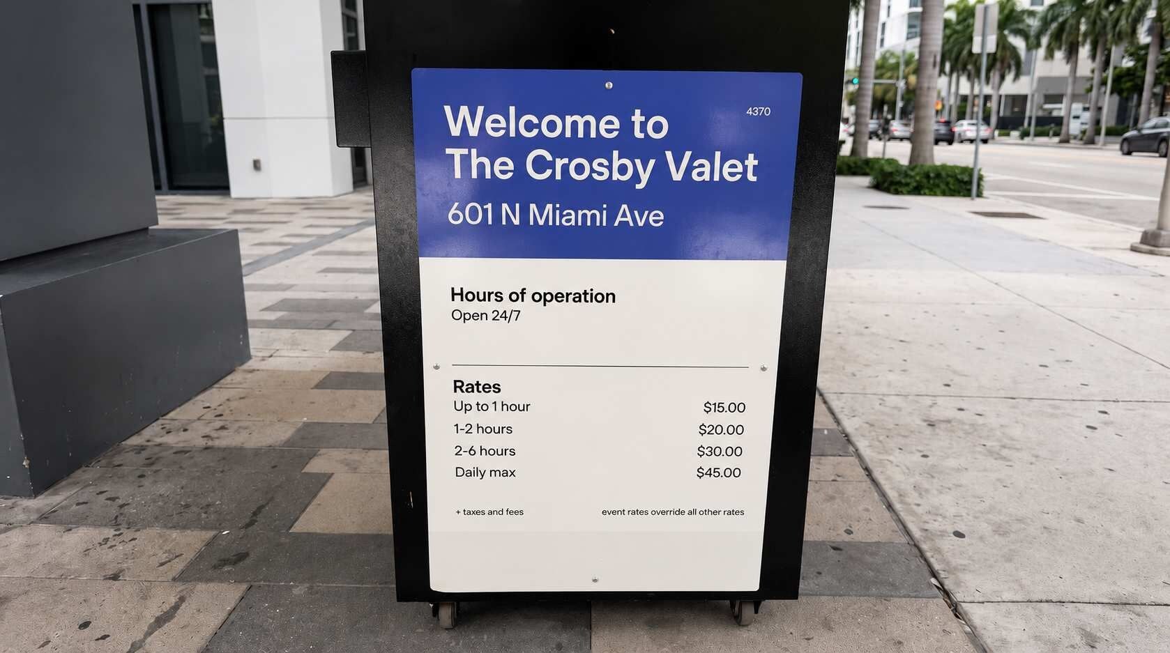 Welkomstbord voor The Crosby Valet op 601 N Miami Ave, met vermelding van 24/7 service en tarieven voor de valetparking.