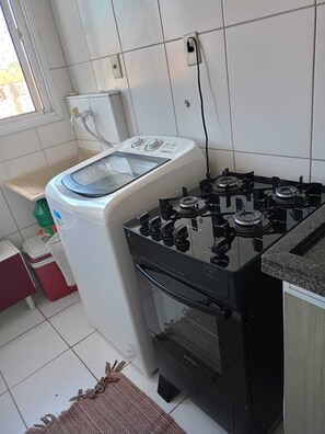 Oven, stovetop - Cozy apartment in Coroa do Meio, 750m from the most charming coastline in Brazil. (Aracaju)