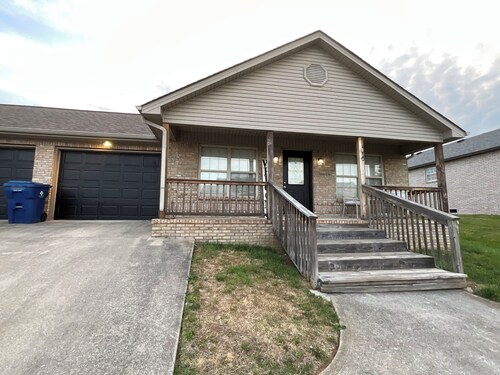 Spacious 3-Bed Townhome in Charming Somerset with the Ideal Location.