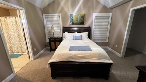 Spacious 3-Bed Townhome in Charming Somerset with the Ideal Location.