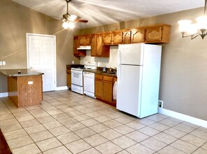 Private kitchen - Spacious 3-Bed Townhome in Charming Somerset with the Ideal Location. (Somerset)