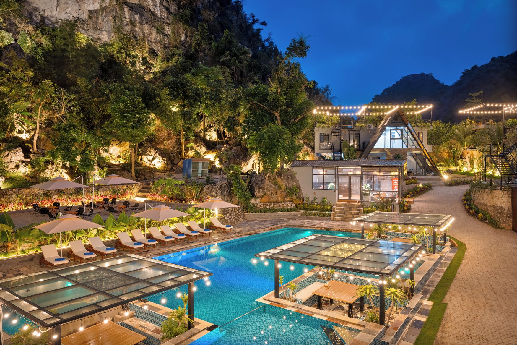Outdoor pool, pool umbrellas, sun loungers