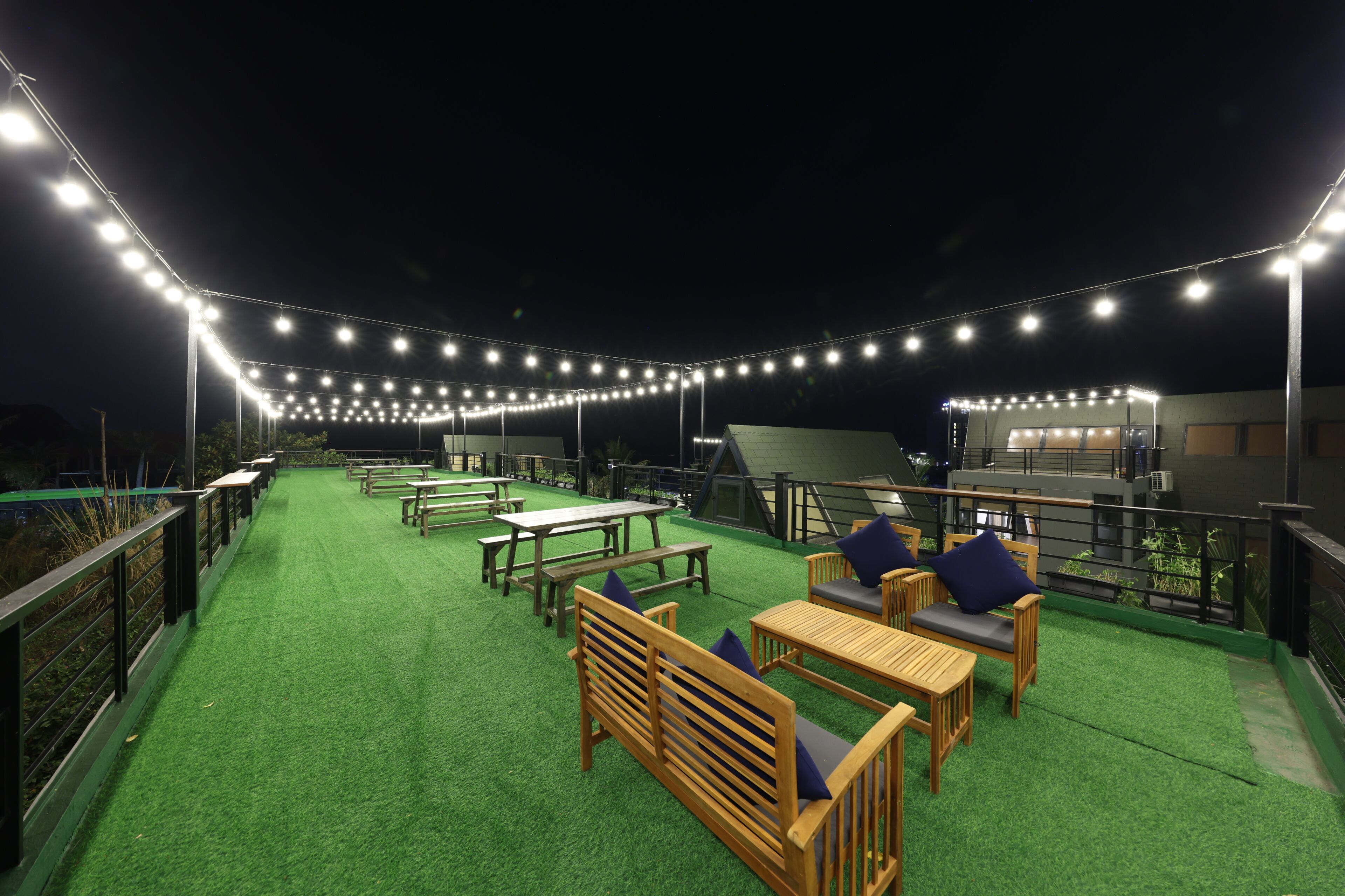 Elite-Vierbettzimmer, 2 Schlafzimmer, Verbindungszimmer, Poolblick | Terrasse/Patio