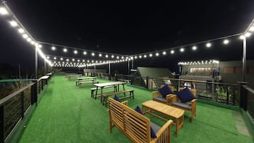 Elite-Vierbettzimmer, 2 Schlafzimmer, Verbindungszimmer, Poolblick | Terrasse/Patio