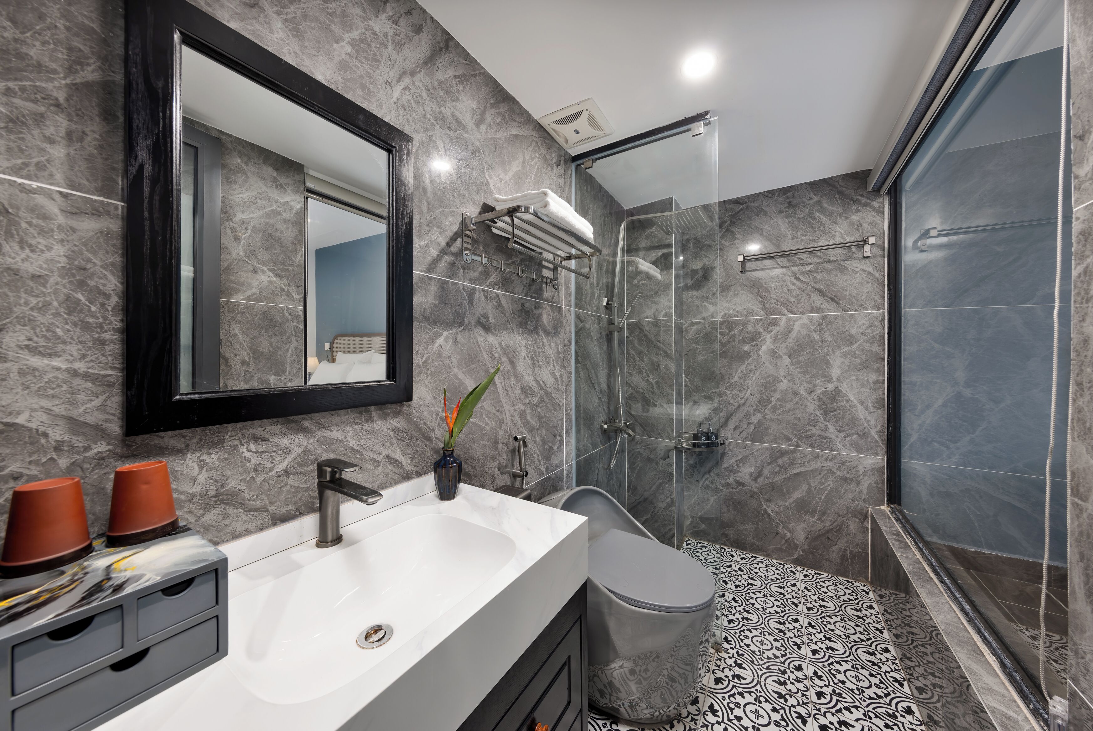 Superior Room, 1 King Bed, Balcony, Garden Area | Bathroom | Shower, hydromassage showerhead, designer toiletries, hair dryer