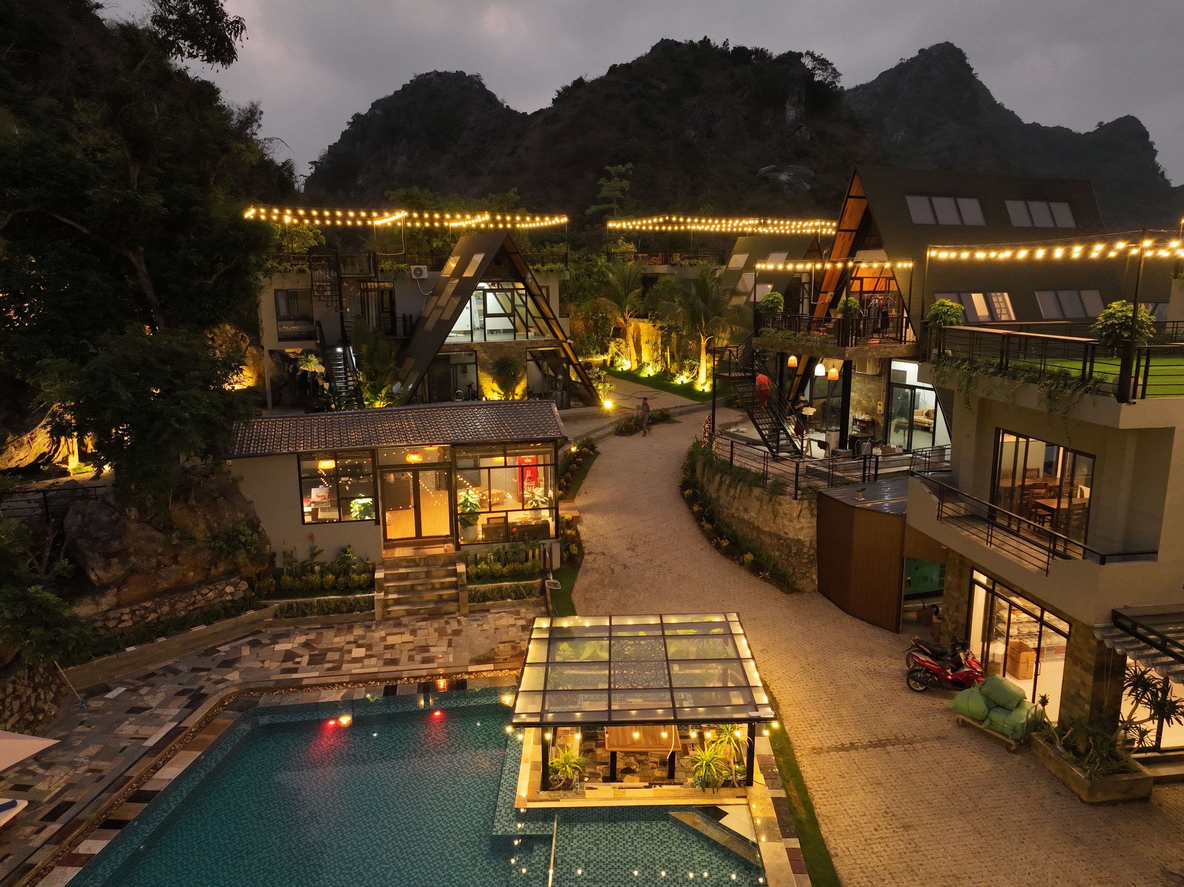 Un complexe hôtelier doté d’une piscine, d’un espace extérieur aménagé et offrant une vue sur les montagnes.