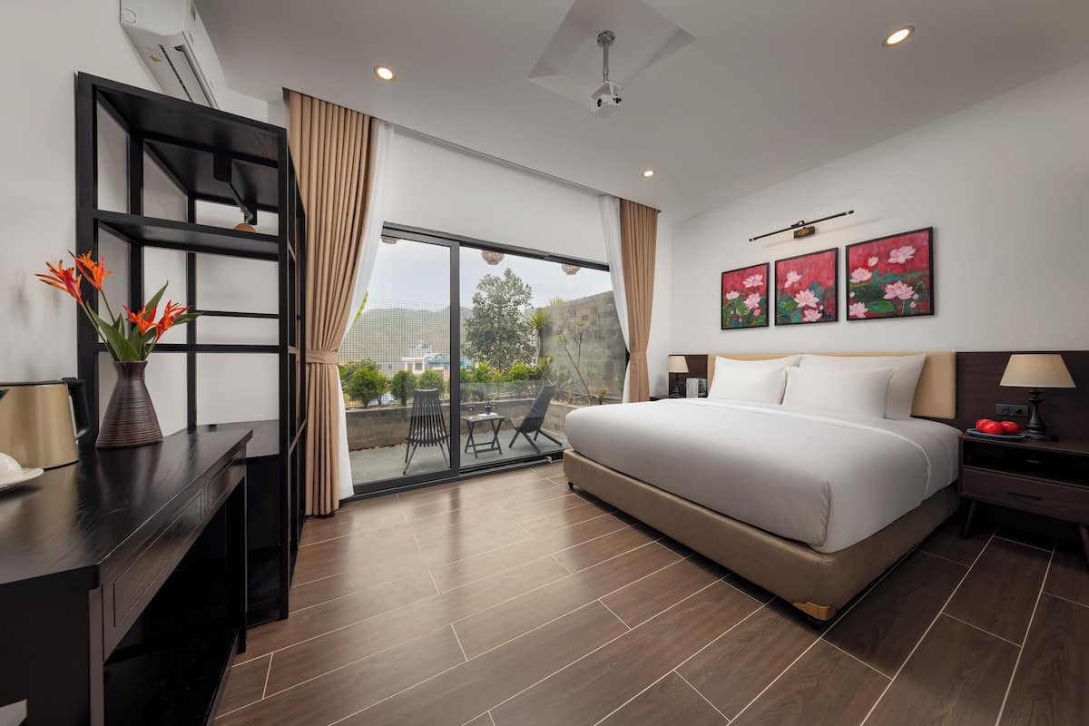 Superior Room, 1 King Bed, Balcony, Garden Area