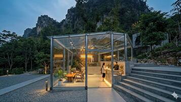 Deluxe-Villa, 4 Schlafzimmer, eigenes Bad, Blick auf die Anlage | Terrasse/Patio