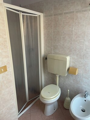 Dusche, Bidet, Handtücher, Seife