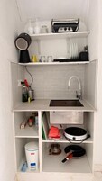 Frigobar, microondas, placa de cocina, utensilios de cocina