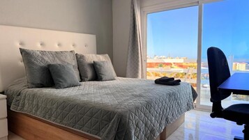 Escritorio y espacio para trabajar con laptop