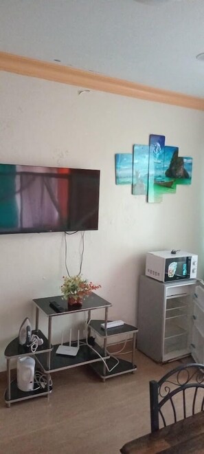 Estudio clásico, vistas a la ciudad | Zona de estar | Smart TV de 24 pulgadas con canales digitales
