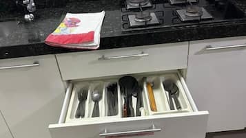 Leilighet – superior, balkong, byutsikt | Eget kjøkken