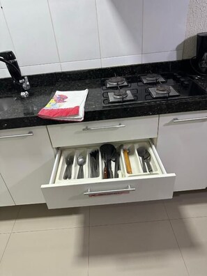 Appartement supérieur, balcon, vue sur la ville | Cuisine privée