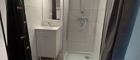 Douche, séchoir à cheveux, serviettes fournies, papier de toilette