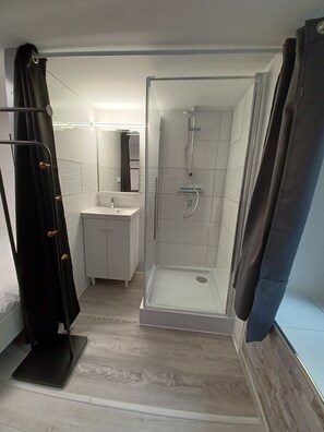 Bathroom - Vrbo Property (Foix)