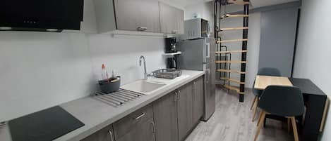 Kühlschrank, Mikrowelle, Herdplatte, Wasserkocher mit Kaffee-/Teezubehör