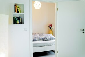 1 bedroom, WiFi, bed sheets - Modern apartment with parking space & excellent connections - ideal for two (Magdeburg)