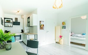 1 bedroom, WiFi, bed sheets - Modern apartment with parking space & excellent connections - ideal for two (Magdeburg)