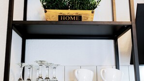 A shelf with a potted plant and a sign that reads "HOME". - Modern apartment with parking space & excellent connections - ideal for two (Magdeburg)