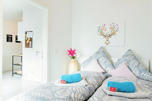 1 bedroom, WiFi, bed sheets - Modern apartment with parking space & excellent connections - ideal for two (Magdeburg)