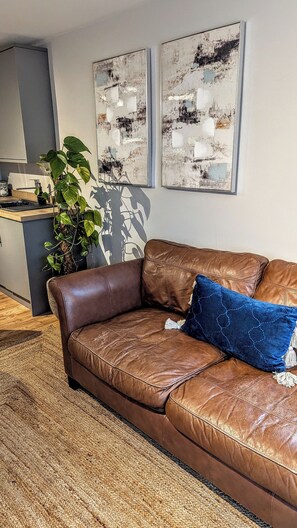 Living area - Southsea Coastal Stay - 2 bedroom apartment 8 minute walk to beach,free parking  (Portsmouth)