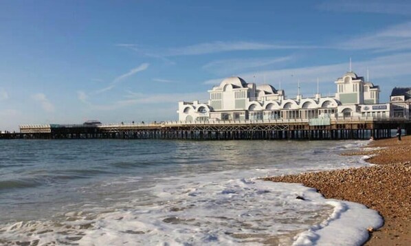 Beach - Southsea Coastal Stay - 2 bedroom apartment 8 minute walk to beach,free parking  (Portsmouth)