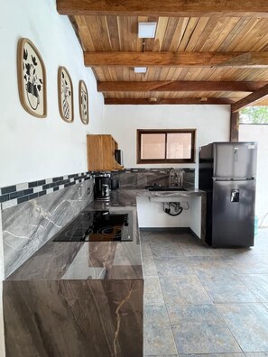 Private kitchen - Jacaranda House, rustic, Private Pool (Puerto Viejo)