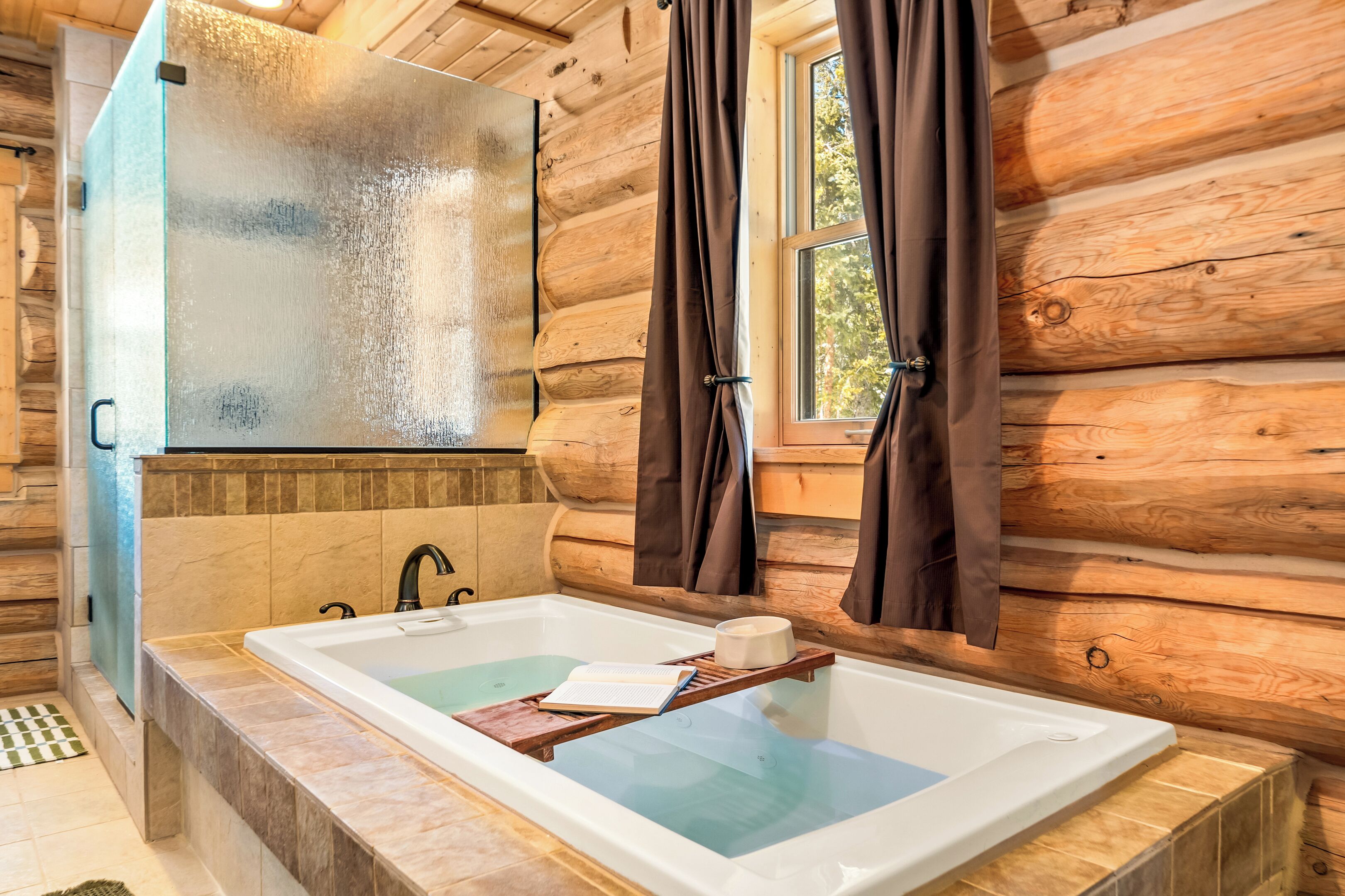 Douche, baignoire à remous, séchoir à cheveux, serviettes fournies