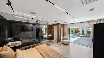 6 bedrooms, travel crib, WiFi (free), bed sheets