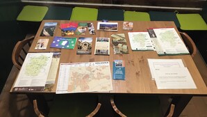 A table with various informational brochures and maps, likely in a public or office setting. - CA LA ROSITA Charming house in Solsona, Ideal for families or couples. (Solsona)