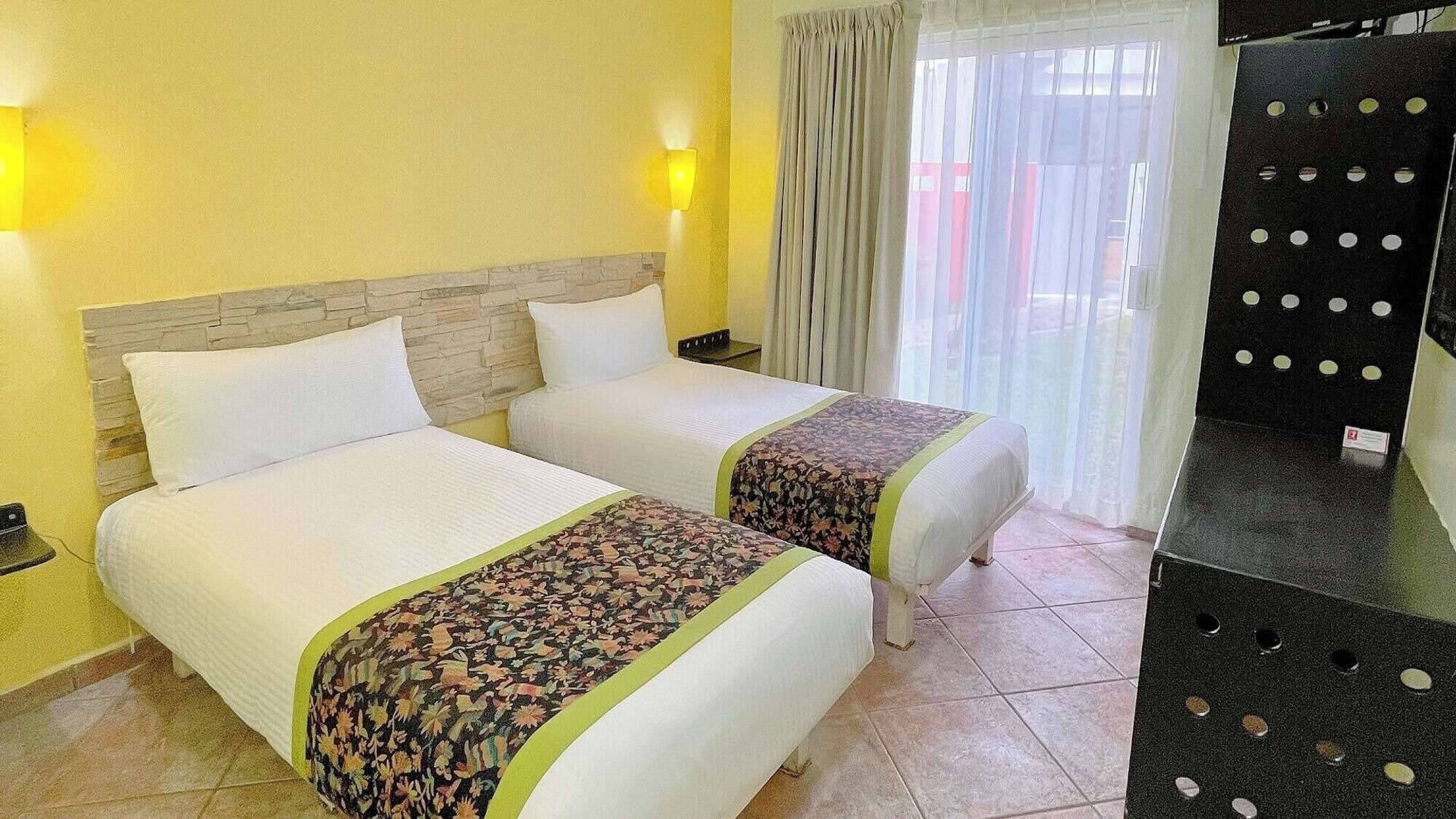 Traditional-style Room Close To Shops & Restaurants  Walk Everywhere - Cabo San Lucas