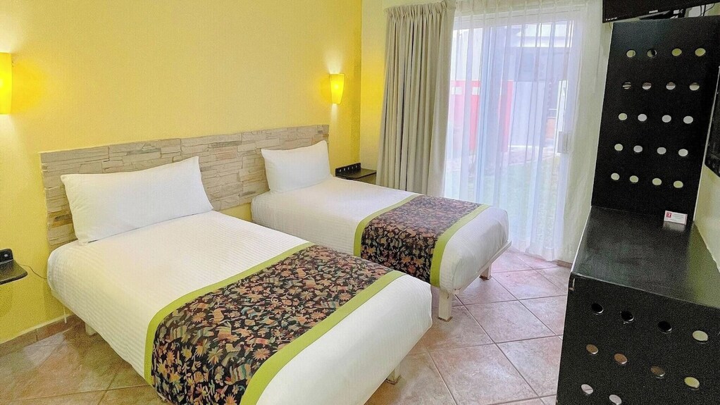 Traditional-style Room Close To Shops & Restaurants Walk Everywhere - Cabo San Lucas