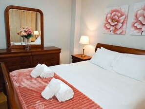 2 bedrooms, iron/ironing board, WiFi, bed sheets - Spacious and comfortable apartment Ponta Delgada (Ponta Delgada)