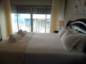 2 bedrooms, iron/ironing board, WiFi, bed sheets - Spacious and comfortable apartment Ponta Delgada (Ponta Delgada)