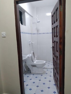 Deluxe Single Room | Bathroom - Handshake Hotel Mtwapa (Mtwapa)