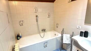 Doccia, asciugacapelli, bidet, asciugamani