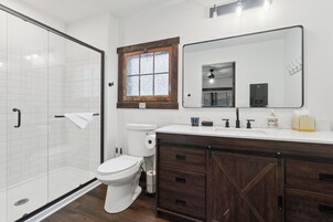 Cabin, 1 King Bed with Sofa bed, Pets Allowed, Mountain View | Bathroom | Hair dryer, towels, soap, shampoo