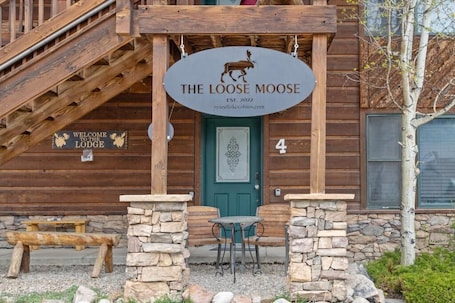 Detalle exterior. The Loose Moose Lodge