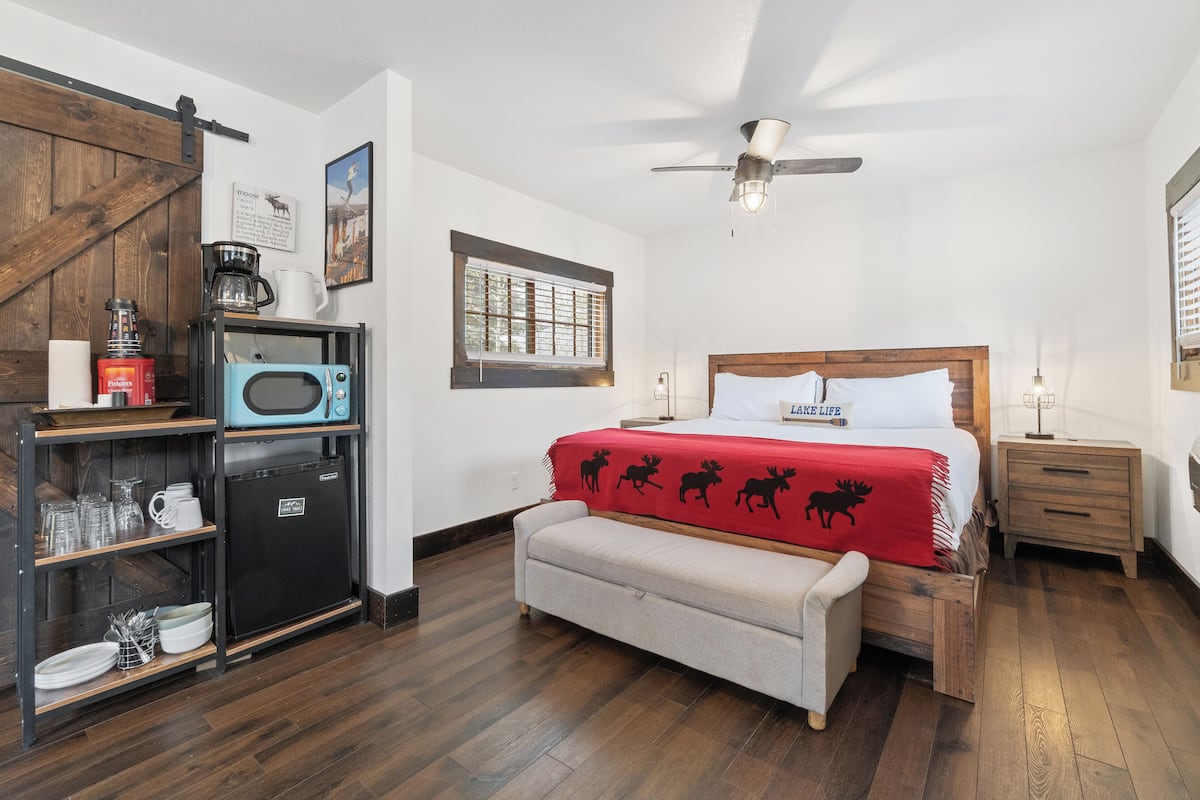 Cabin, 1 King Bed with Sofa bed, Pets Allowed, Mountain View