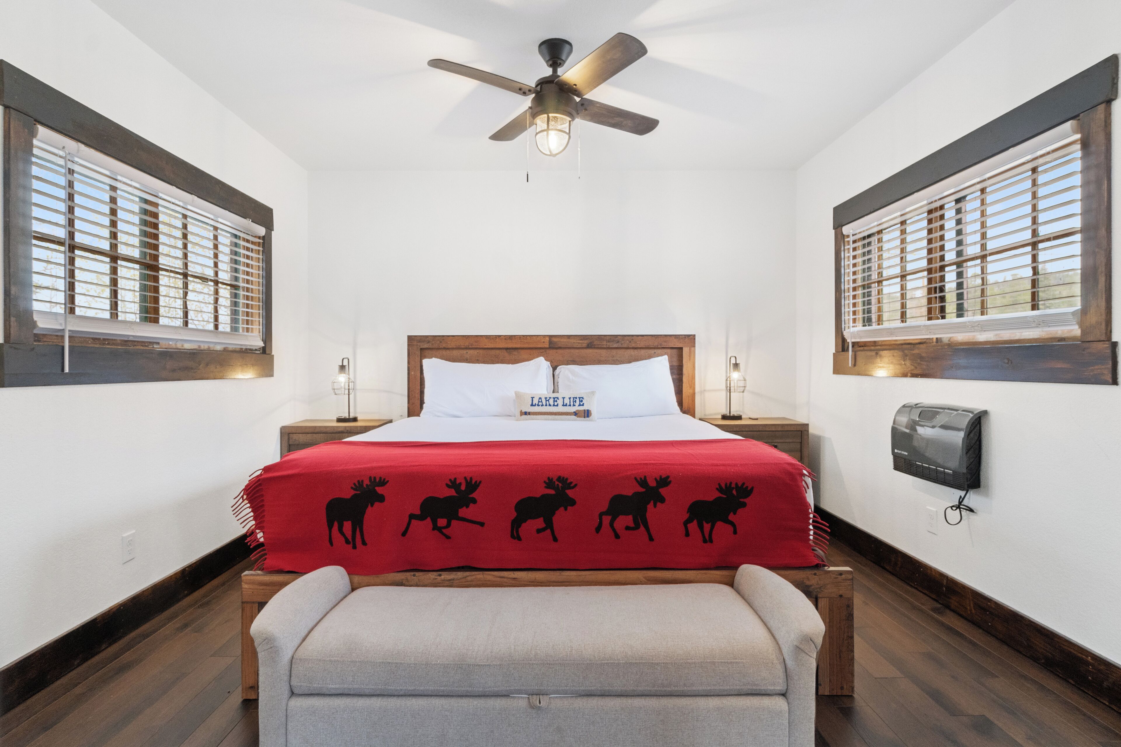 Cabin, 1 King Bed with Sofa bed, Pets Allowed, Mountain View