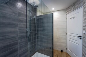 Dusche, Haartrockner, Handtücher, Seife