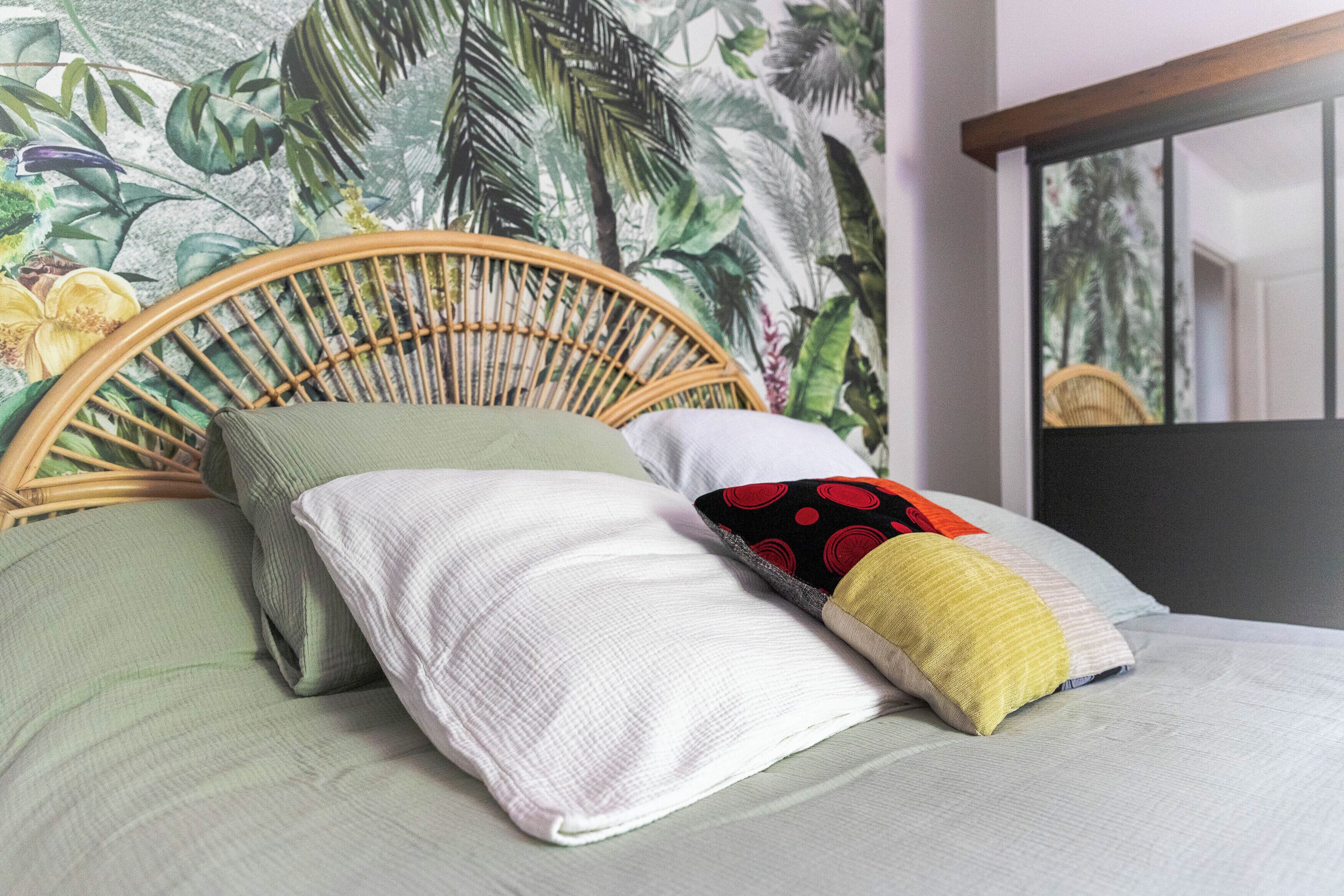 Iron/ironing board, Internet, bed sheets