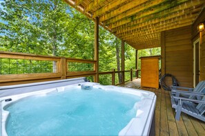 Outdoor spa tub - Smokey Cove Retreat - Private Pool, Sauna, Htub, Game Room (Sevierville)