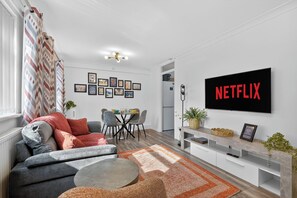 TV - Comfy City Base + Free Parking | Walk Everywhere (Belfast)