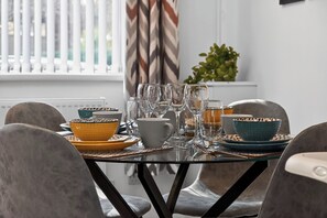 Dining - Comfy City Base + Free Parking | Walk Everywhere (Belfast)