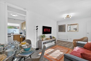 Interior - Comfy City Base + Free Parking | Walk Everywhere (Belfast)