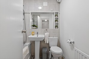 Hair dryer, towels - Comfy City Base + Free Parking | Walk Everywhere (Belfast)