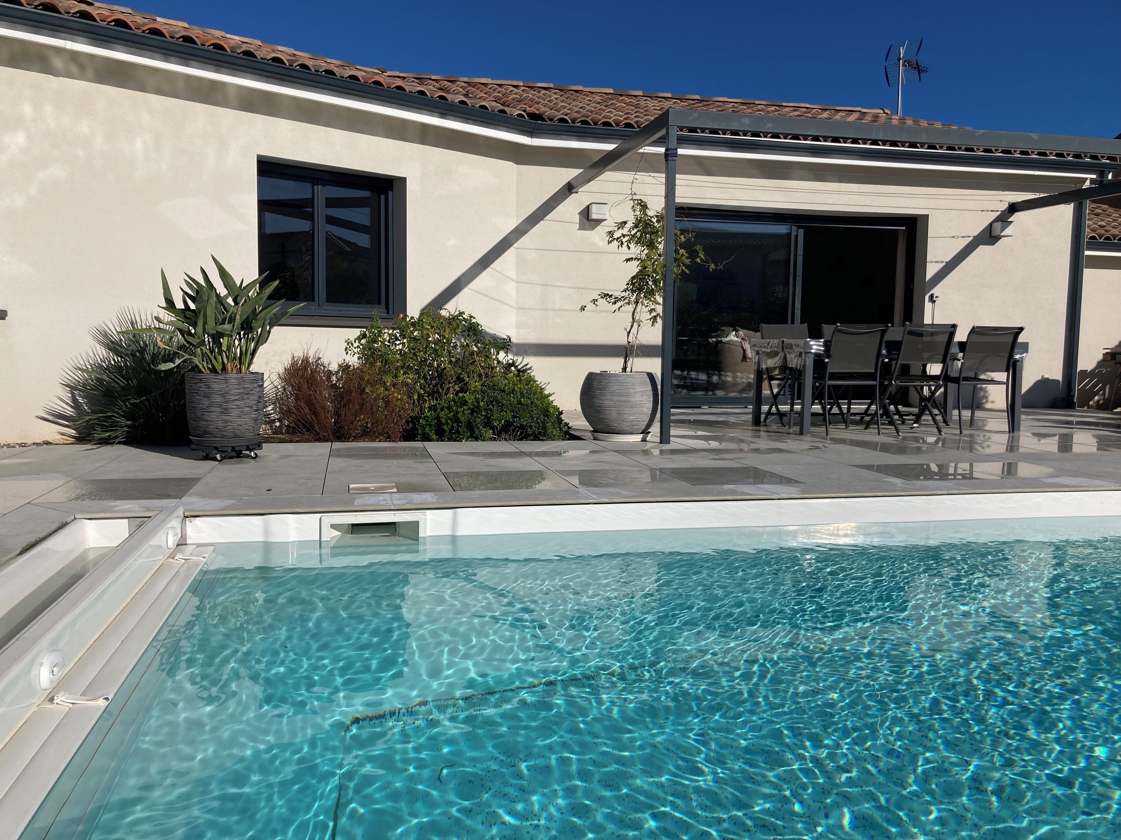 Utomhuspool och uppvärmd pool