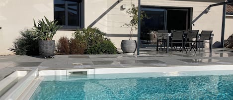 Utomhuspool och uppvärmd pool